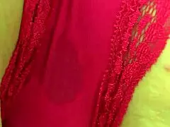 सेक्सी स्कॉर्पियो मिल्फ डिल्डो से अपनी भीगी ब्रिटिश चूत गहराई तक ठोक रही