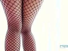 does twerking nikki crave anikka's deep dildo thrusts?