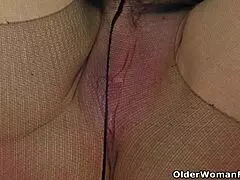 Boże, uwielbiam patrzeć na brytyjską dojrzałą cipkę Gemmy w pończochach jak się masuje