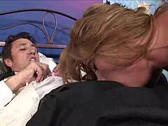 Pourquoi cette bourge gicle sans arrêt quand majordome lui pilonne cul serré ?