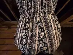 i can't stop staring at this babe's teasing ass in public