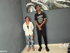petite latina chupando verga negra en su primera vez grande y dura