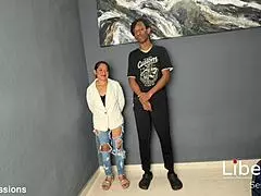 petite latina chupando verga negra en su primera vez grande y dura