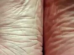 صغّرته صغير 18+ في طيات قدمي الضخمة للعبة فتش قدم حارة جداً