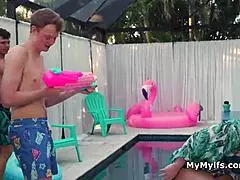 Hé aan zwembad freeuse trio door bikini huisvrouw dan alleen