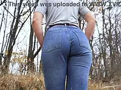 Milf shakes her huge ass in tight blue jeans outdoors 🍑😏🔥