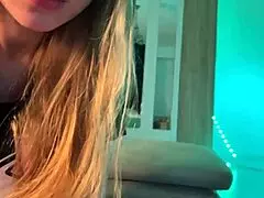 Ever wonder how far that plug stretches before she squirts?