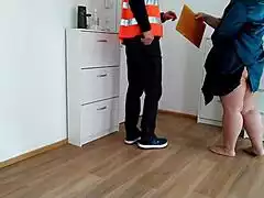 A DELIVERY MISTAKE LEAVES CUM DRIPPING ON MATURE MILF'S FAT HAIRY ASS