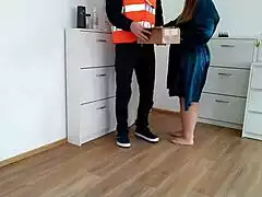 A DELIVERY MISTAKE LEAVES CUM DRIPPING ON MATURE MILF'S FAT HAIRY ASS