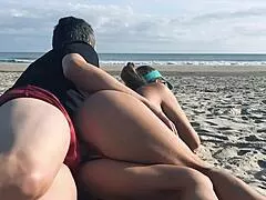 En public outdoor douleur : monstre bite anale creampie à milf gros nichons
