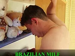 a minha madrasta entra no quarto me flagra de pau duro e me obriga a foder o cu dela com força... video completo no red