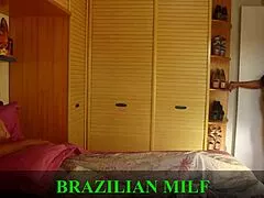 a minha madrasta entra no quarto me flagra de pau duro e me obriga a foder o cu dela com força... video completo no red