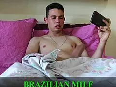 a minha madrasta entra no quarto me flagra de pau duro e me obriga a foder o cu dela com força... video completo no red