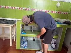 Plomero pipes sexy latina's tight pussy hard for unpaid service in spanish porno