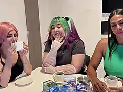 esta familia se vuelve loca sin el padre... i can't believe the wild group action!