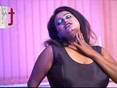 Indian beauty dazzles at fashion fiesta in gorgeous saree