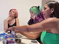 esta familia se vuelve loca sin el padre... i can't believe the wild group action!