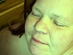 frisson excitant en pissant direct dans la bouche avide de la femme