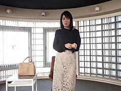 Japanse MILF in erotische solo-uitvoering