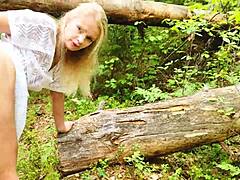 Une MILF se fait sucer dans les bois