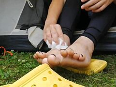 tapak kaki berpeluh seorang ibu