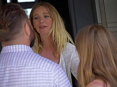 MILF-naboen cuckolds Mona Wales