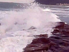 Tette naturali rimbalzano sulla spiaggia