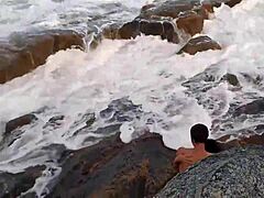 Naturliga tuttar studsar på stranden