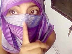 Femme arabe en hijab atteint l'orgasme ultime