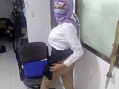 Esposa árabe em traje de colegial