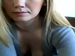 Vild blond camgirl går vilt