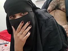 Mamma con hijab guida il figliastro