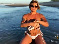 MILF exibe seus ativos na praia