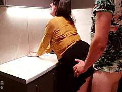 Uma MILF ensina intimamente suas habilidades na cozinha