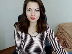 Russische Teenagerin masturbiert vor der Webcam