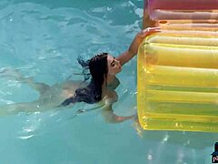 Kaitlynn Anderson em uma cena na piscina da Playboy