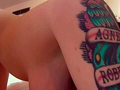 A MILF Kate Cash exibe seus ativos tatuados