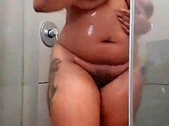 Brincadeira solo no chuveiro com MILF curvilínea com bunda grande