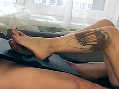 Amatérská MILFka předvádí své sexy footjob dovednosti