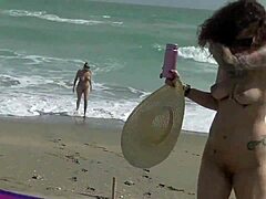 Mulheres bissexuais fantasiando na praia. Você não vai querer perder essa cena quente e picante!