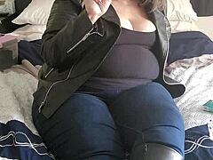 BBW Abbys fumează un spectacol fierbinte de piele