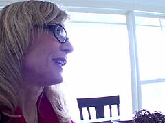 Sexo lésbico íntimo con Nina Hartley