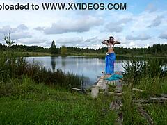 Chica en bikini bailando en el agua