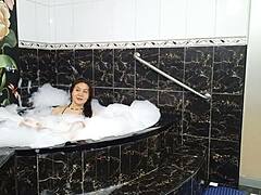 MILF enjoys wet and bubbly bath