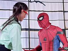 ソフィーマリーxxxがスパイダーマンにディープブロージョブ