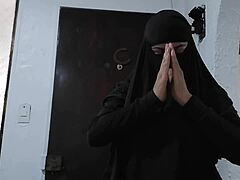 MILFs arabes en niqab jouent avec leur cul