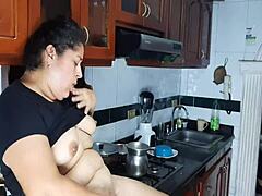 Calor en la cocina con la hermanastra y el hermano