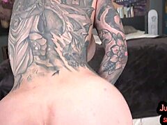 Getatoeëerde MILF krijgt haar kutje gelikt en geneukt in POV