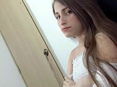 Blowjob-ul unei adolescente duce la porno hardcore