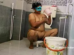 बस्टी इंडियन आंटी का शावर में चूत चाटने लायक टीज़